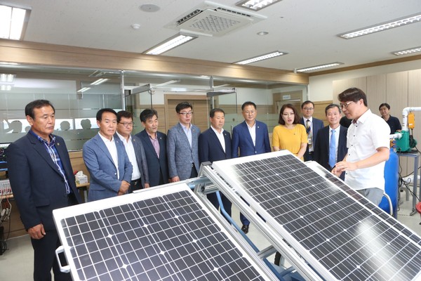 트레일러형 이동식 태양광 발전장치를 전북도의원 대상으로 설명중인 ㈜위에너지 한운기 대표.​